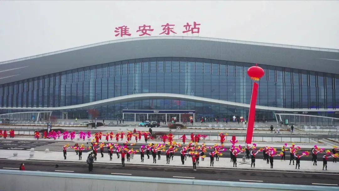 上午10点49分  由徐州东站开往上海的 g8273次列车  驶入淮安东站