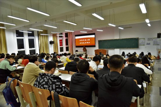 保山学院校领导走进课堂为大学生讲授形势政策课