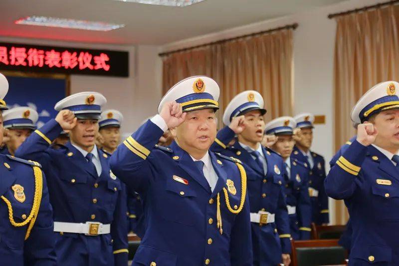 授衔| 这26名青年,今天起正式成为消防员!
