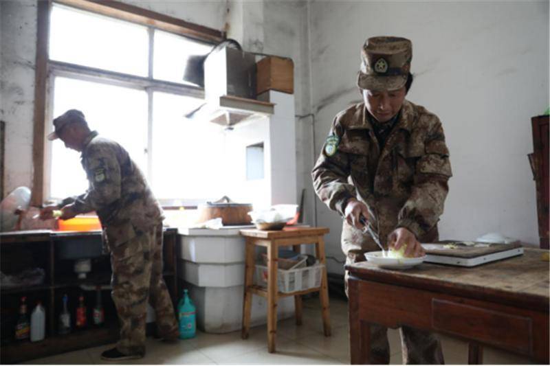 龙王山巡山人，每天“自虐线”八小时，只为保
