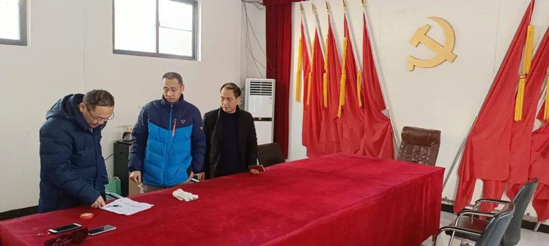 镇党委委员,副镇长尚臻伟到石庄村指导换届选举,村卫生室建设等工作.