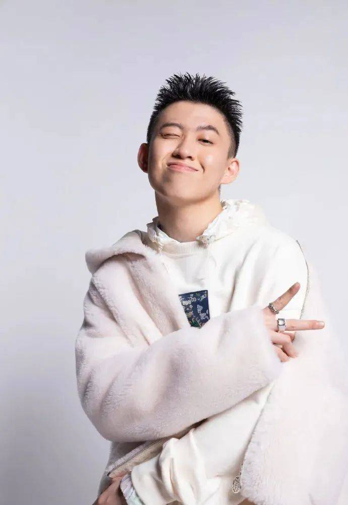 网恋教父 "七哥" 在女友直播间开黄腔!rich brian 真不拿粉丝当外人?