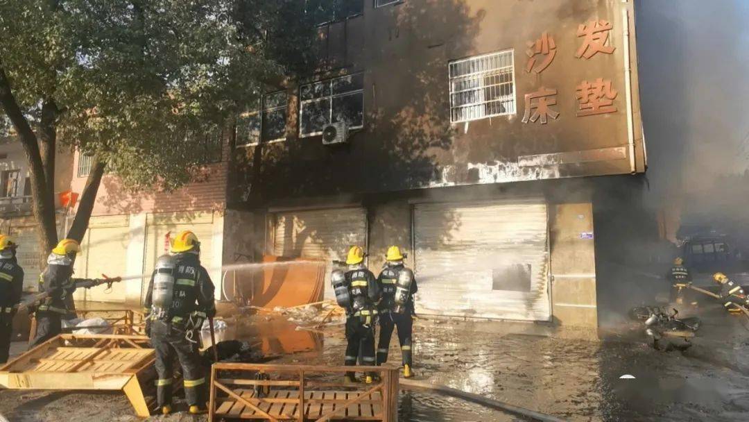 突发池州境内一沙发厂突发大火火势猛烈消防紧急处置