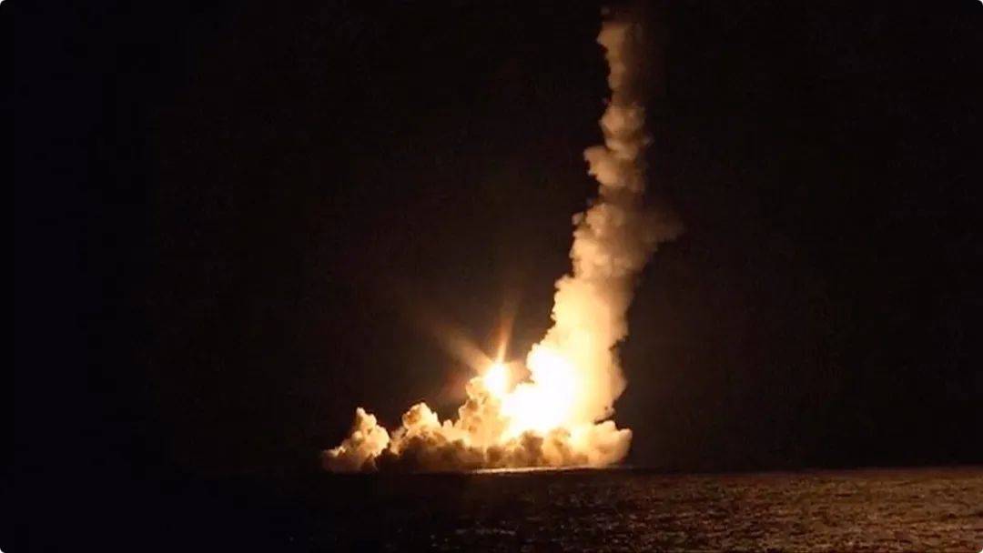 俄新型"先锋"高超声速导弹及核潜艇齐射4枚洲际导弹画面曝光,剑指何方