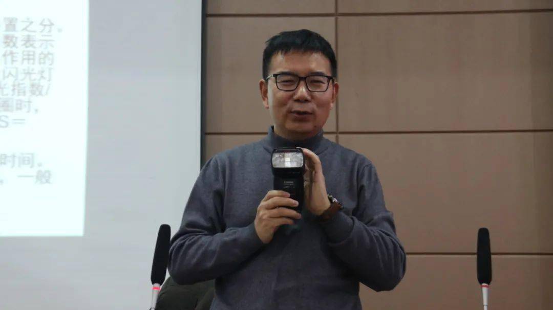 学院举行摄影艺术讲座【星空官网】(图4)
学院举行摄影艺术讲座【星空官网】(图4)