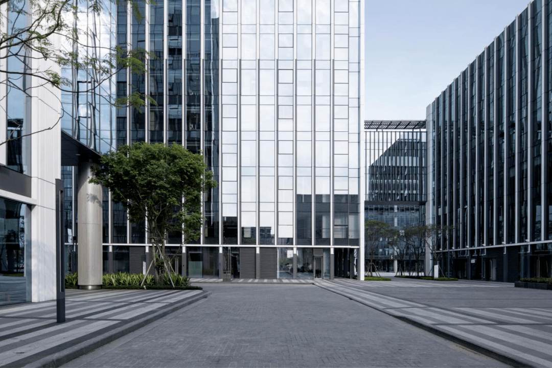 绿地香港广州国际空港中心在写字楼中邂逅浪漫花园探索建筑的独特魅力