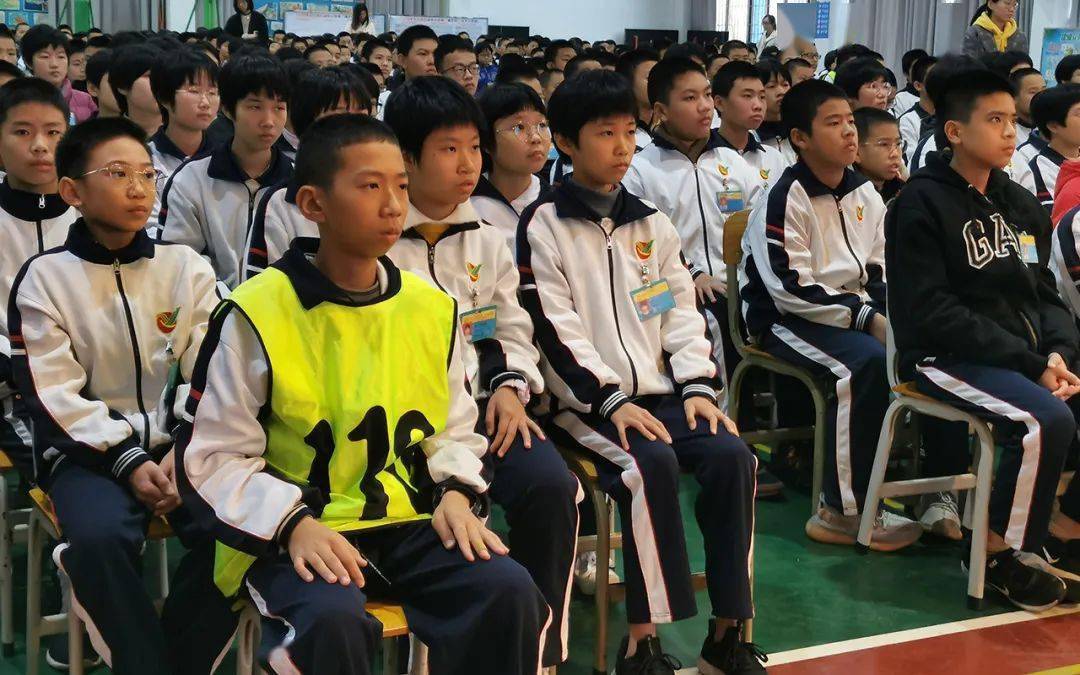 九江镇初级中学初一级第二次学习调查表彰大会在礼堂举行