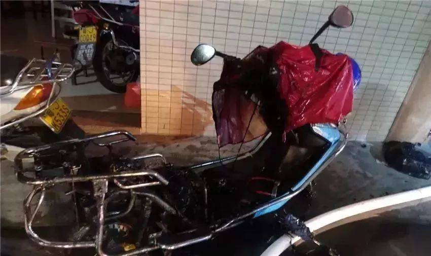 电动车违规楼道充电突然爆炸,仅 1 秒,母子双亡!