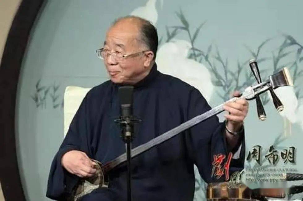 另一位戴眼镜的说书先生也走了