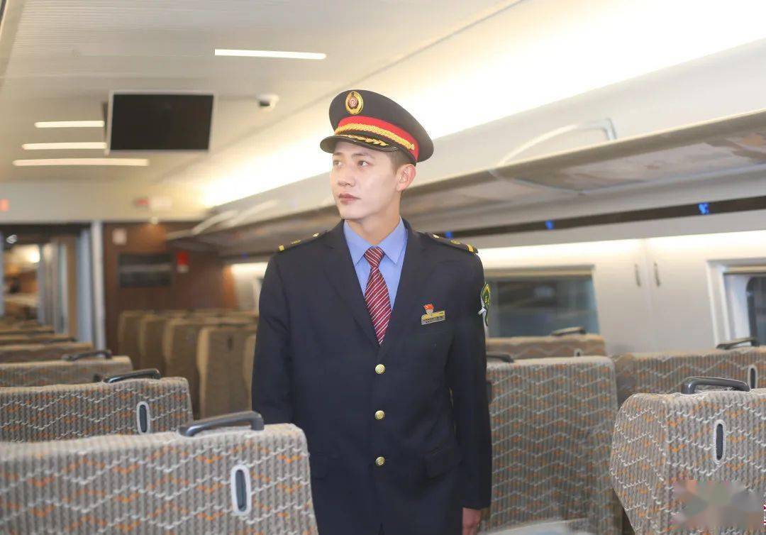 男乘务员的服装 选用经典,沉稳的"铁路蓝" 红底的领带配上银白色线条