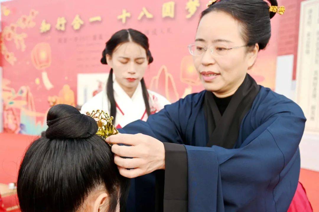 行加冠、及笈礼行醮酒礼以成人之身份正式三拜父母行敬茶礼执手注目交换