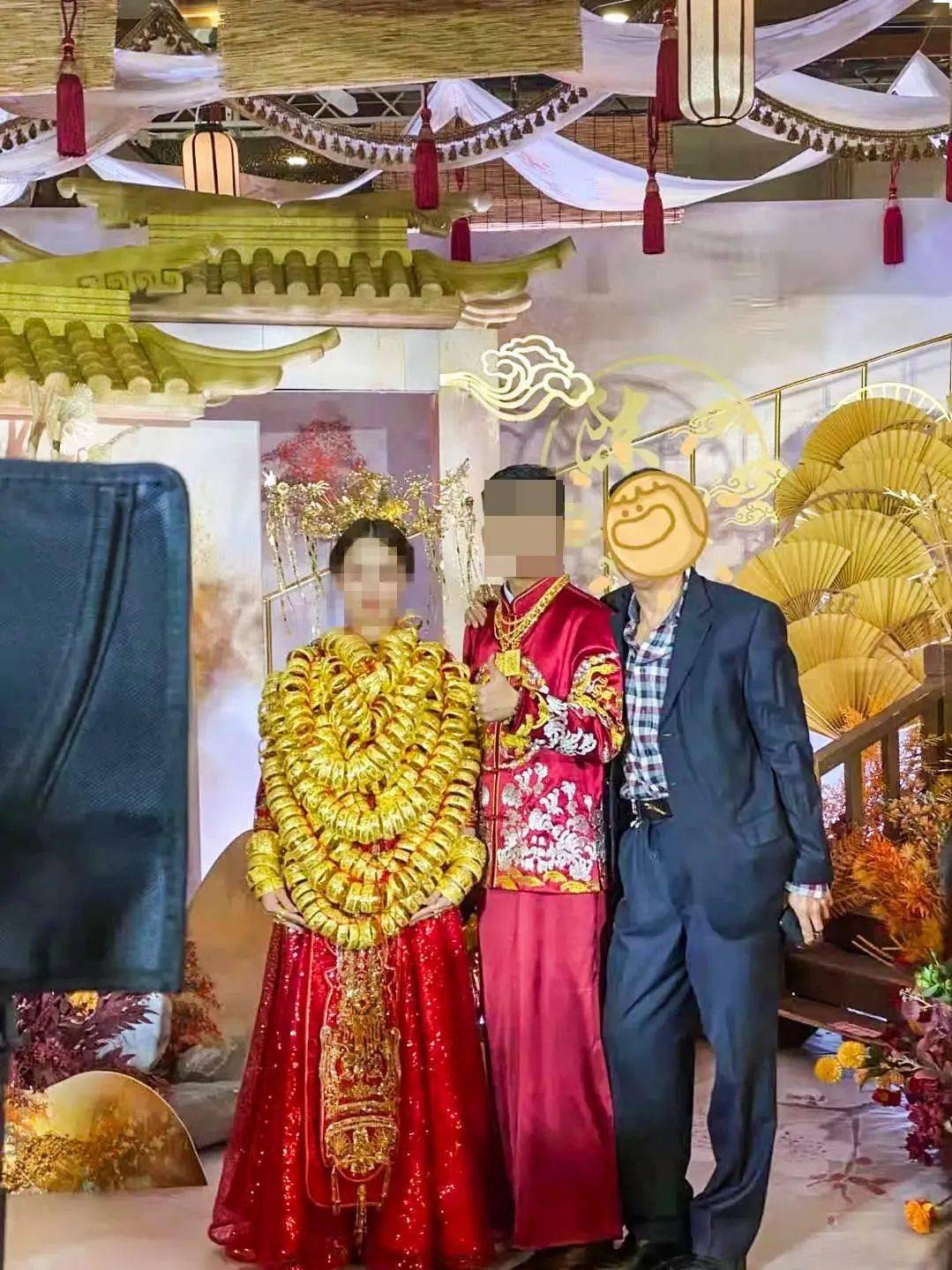 哇塞朋友圈刷屏了广东又一土豪婚礼硬颈新娘戴满黄金现场画面壮观