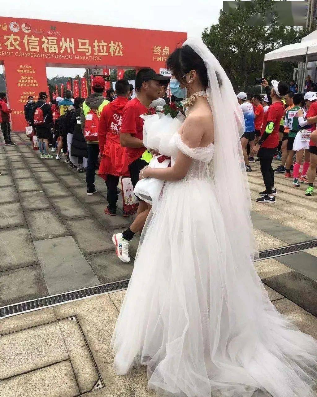 女子穿婚纱求婚_美女穿婚纱现场求婚