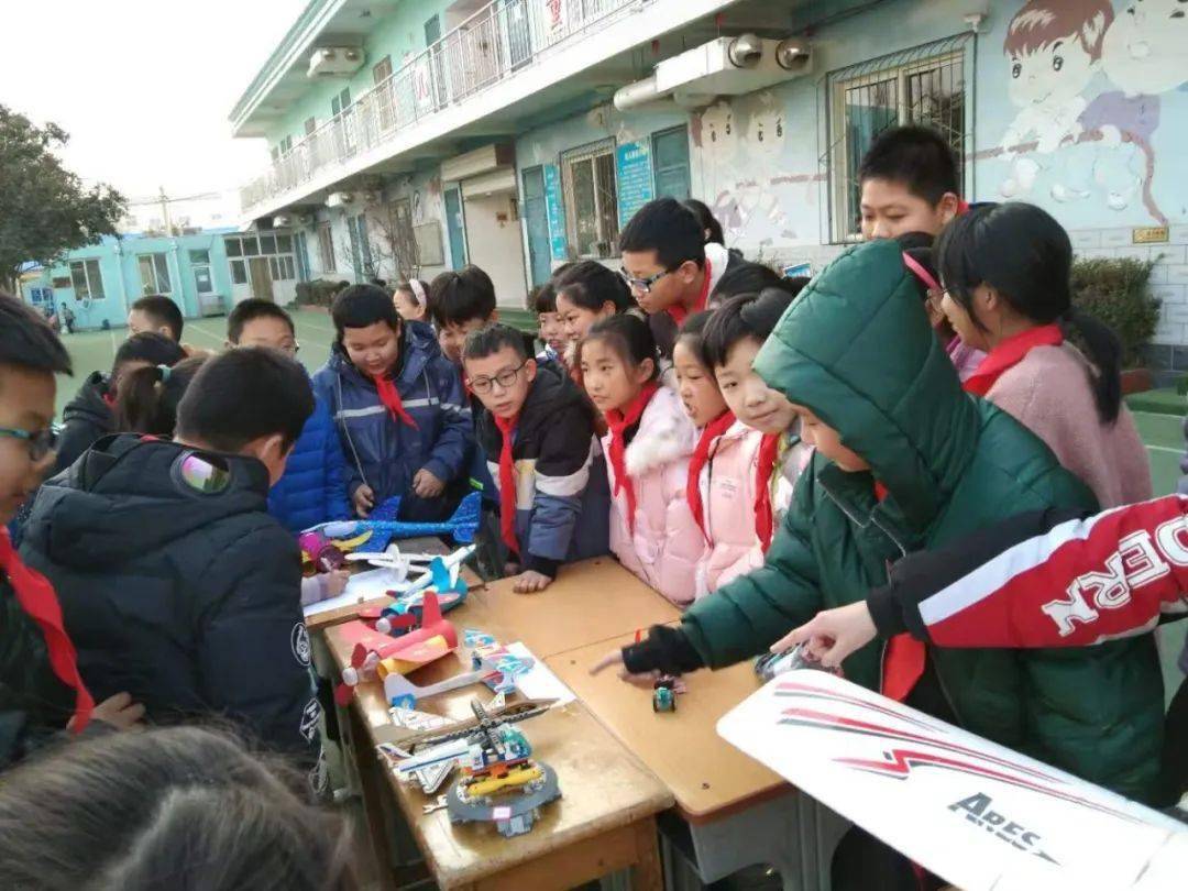 队活动西堡小学走进科技放飞梦想