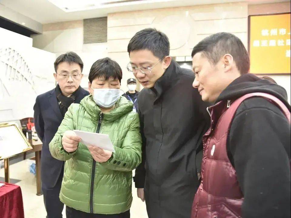 新一届居委会成员就位,干劲满满为您服务!