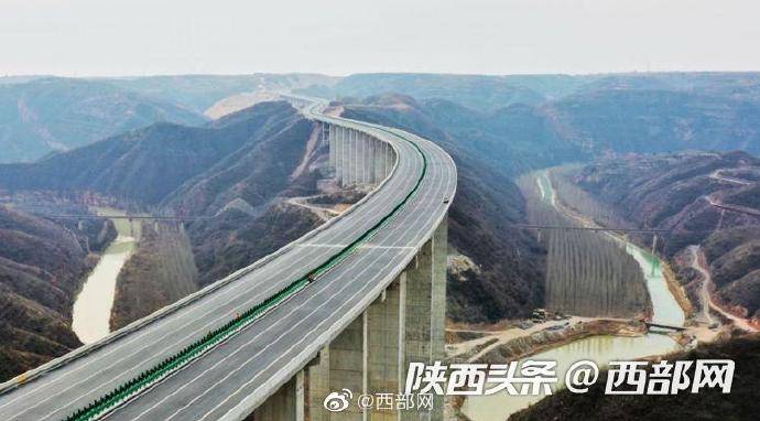 黄龙至蒲城高速今天通车 革命老区延安实现“县
