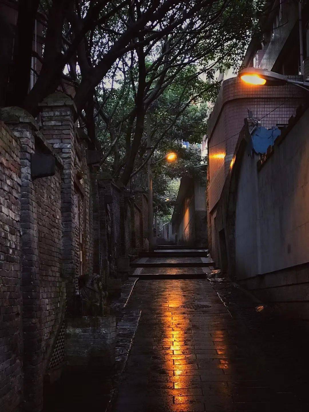 步行路过的山城巷