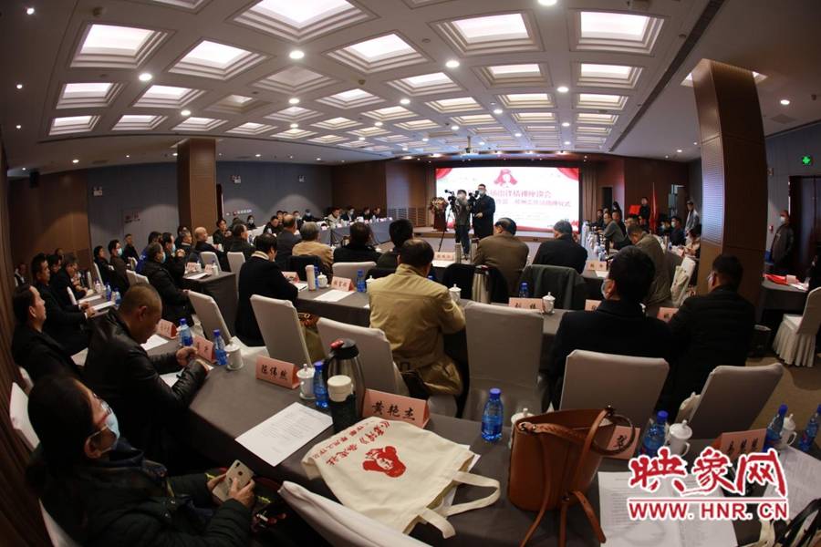 新时代弘扬雷锋精神座谈会在郑举办02