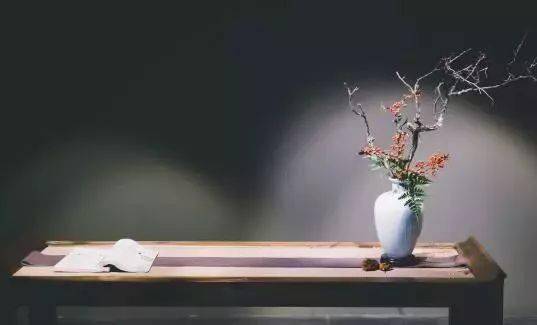 饱含了人与人之间的平等的意义, 体现的是人的修养, 诠释的是人的