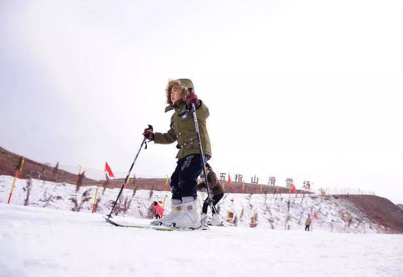 五指山滑雪场大人也可以任性放飞自我不仅孩子可以尽情地玩耍蹒跚学步