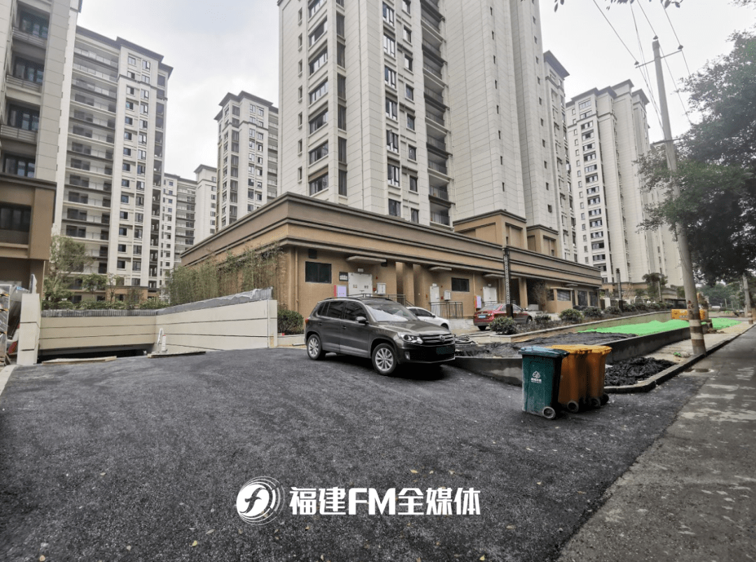 小区大门隔壁是华润万象城地下车库出口,两个小区对面是在建的乌山郡