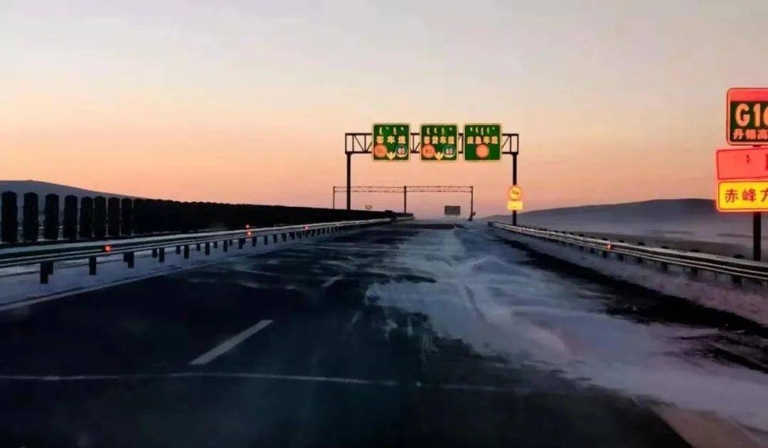 g1013海张高速锡盟段因风吹雪路面能见度低,锡林浩特至三号地实施交通