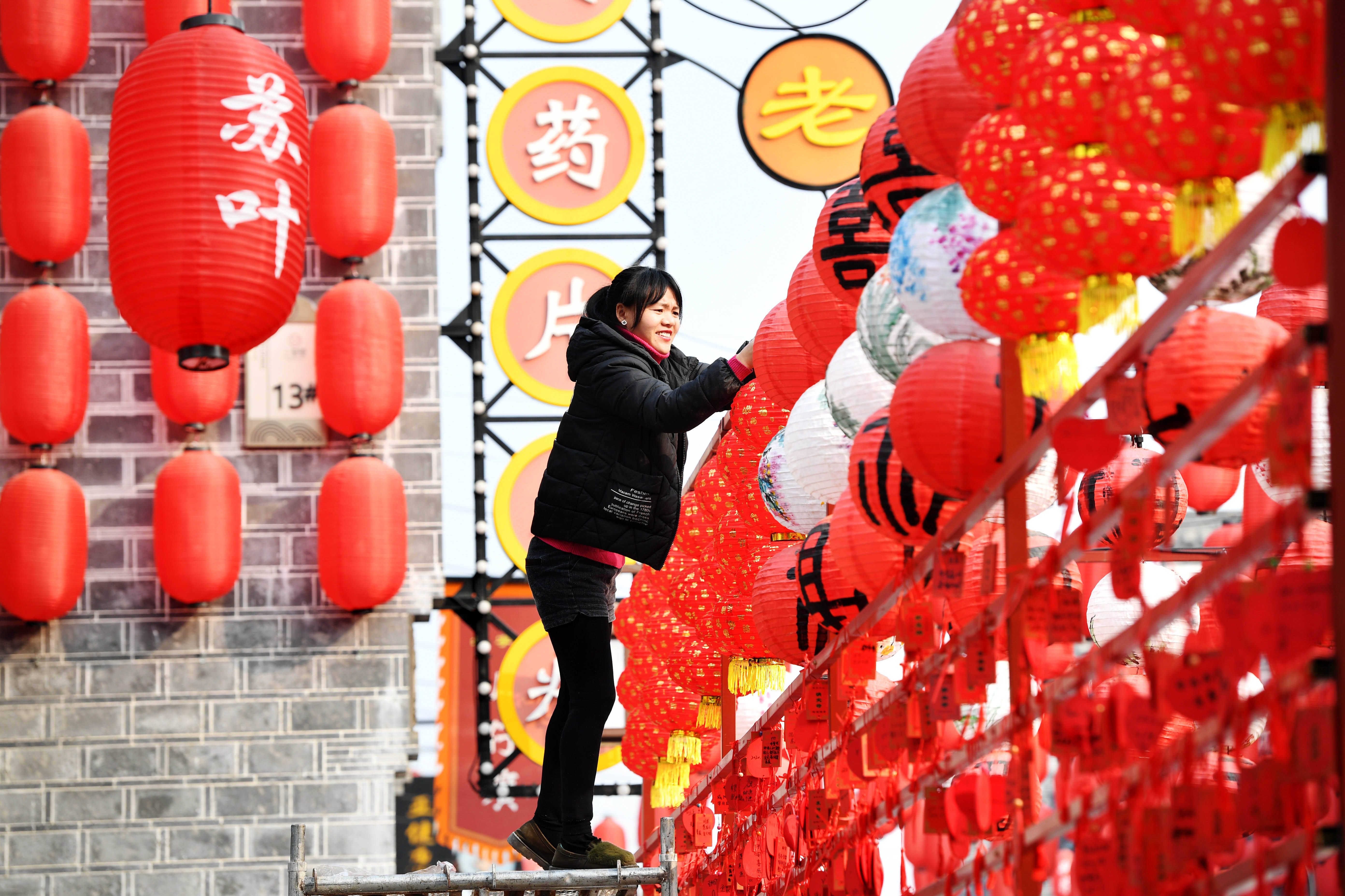 新华社照片,樟树(江西,2020年12月25日挂灯笼 迎元旦12月25日,江西省