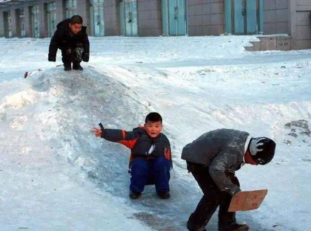 冰天雪地里的东北人,不是每个人都会滑冰,但是每个都会打出溜滑