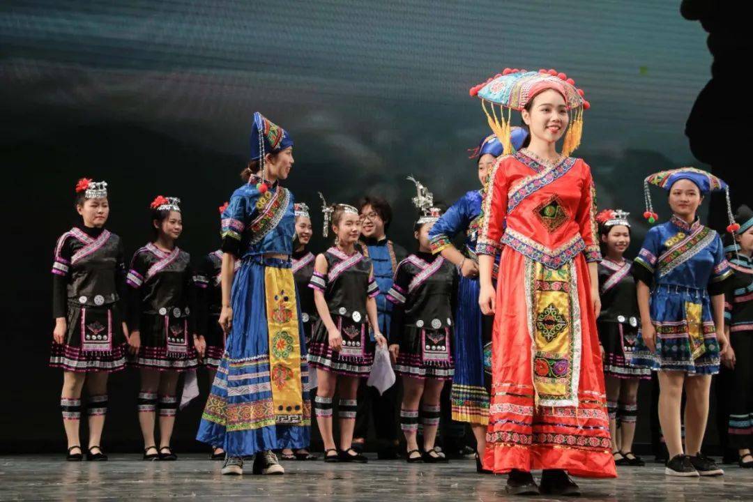 壮族人口有多少2021_壮族服饰(3)