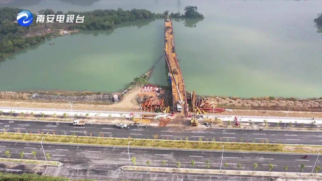 武荣大桥南岸施工现场一派热火朝天的建设场面,正在施工中的钢栈桥面