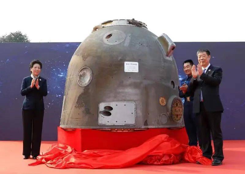 1970年7月14日,毛泽东同志亲自批准"曙光一号"载人航天计划,为后续