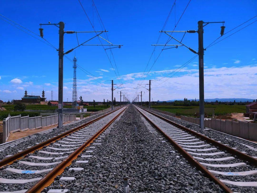 首次在超过250公里时速的高速铁路中采用有砟轨道的建设方案;银川机场