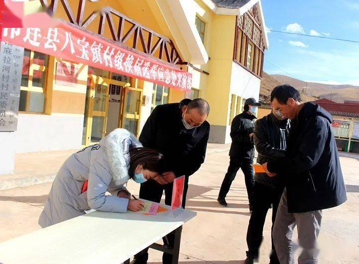 八宝镇领导班子成员全程指导演练工作,镇机关,各社区全体干部职工扮演