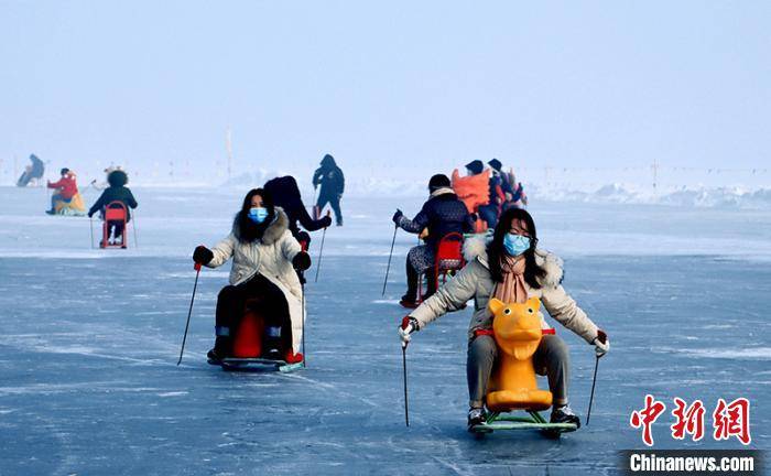 新疆博斯腾湖大河口景区开园 游客探寻“冰雪奇缘”享欢乐盛宴