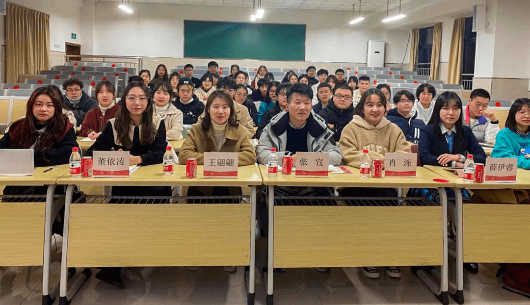 "人生斗胆一壶酒,与君能否饮三杯"有幸在这个秋天相遇长路浩浩荡荡
