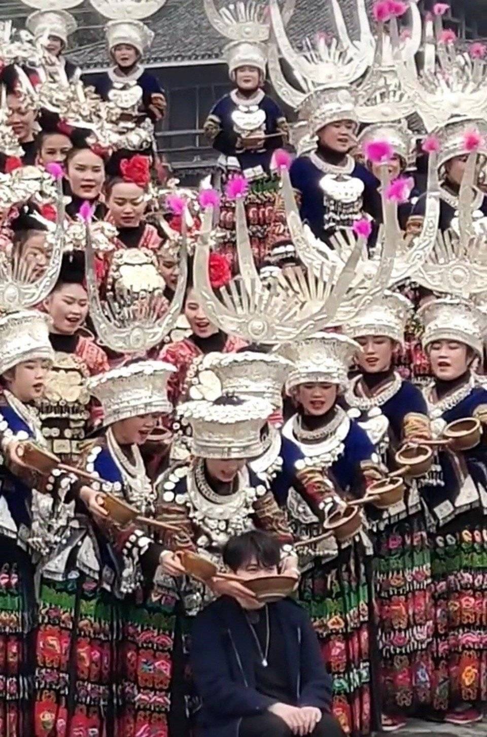 尤长靖在《宝藏般的乡村》遇到苗族姑娘敬酒 小孩显得弱小可怜又无助