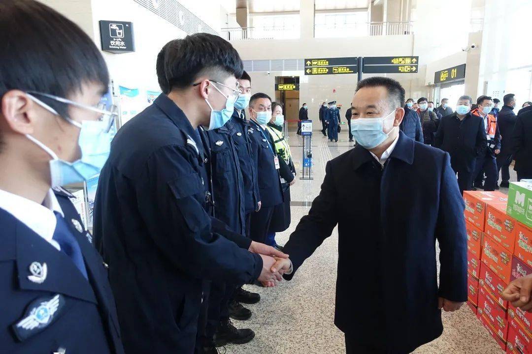 民航局副局长吕尔学慰问新疆民航干部职工