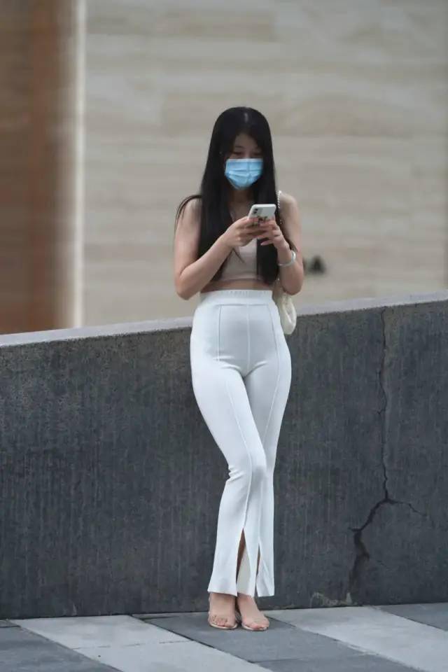 白色抹胸搭配紧身裤,时尚休闲,不求惊艳,但也不俗_手机搜狐网
