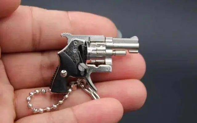 男子买"枪形钥匙扣"被捕 妻子:弹药和火柴头成分一样