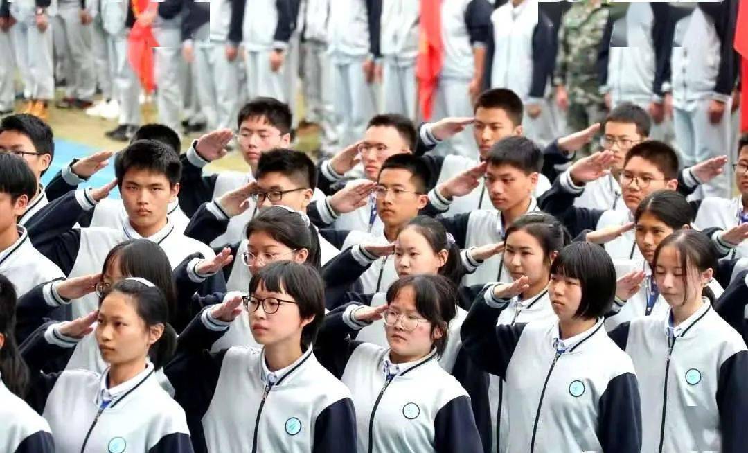 杭州学军中学  学军的校服颜色偏暗,和其严格管理风格较为一致.