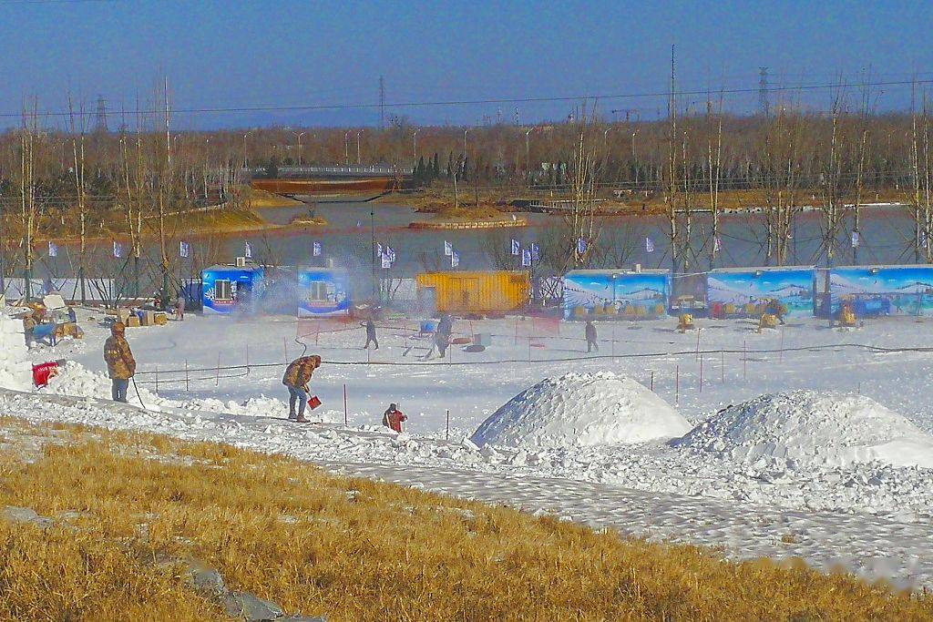 区来广营北的温榆河公园西园,工人们冒着严寒进行人工降雪,整建滑雪道