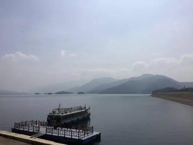 所依托的高州水库,为广东省第四大水库,由石骨,良德两大库区从龙凤渠