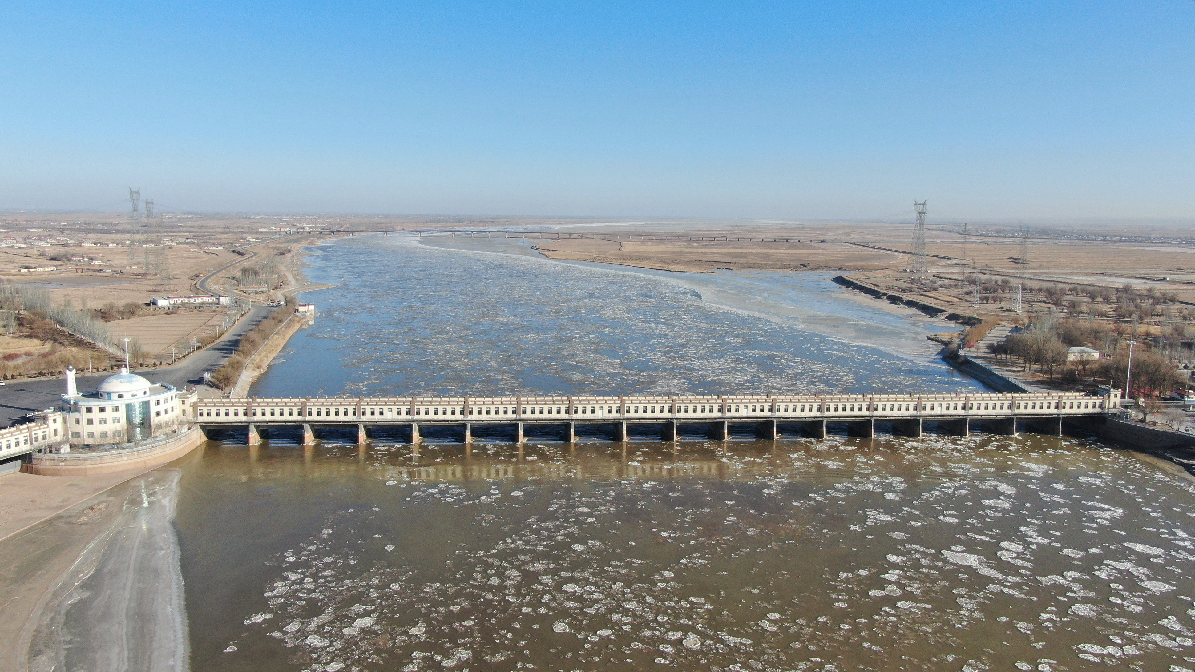 这是12月24日拍摄的三盛公水利枢纽黄河凌情(无人机照片).