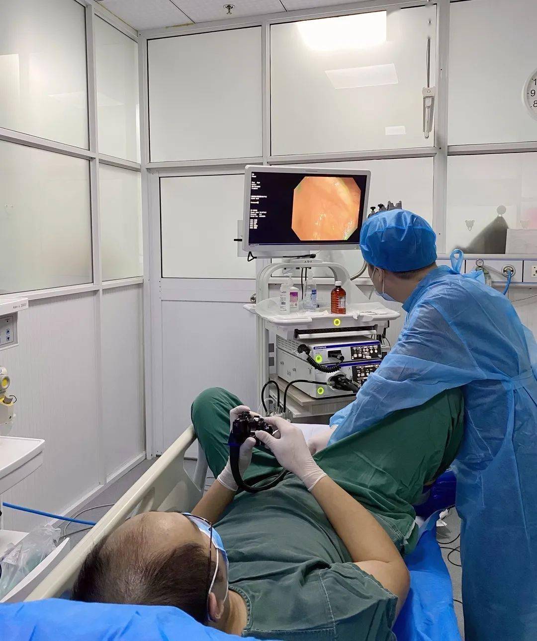 市中医院一位硬核医生给自己做肠镜,竟是为了……_检查