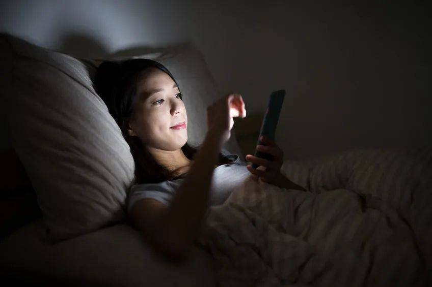 带娃带出"妈妈手",腰痛得睡不着…医生:痛能根治,为啥