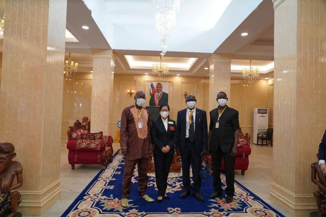 在总统府与友谊医院院长(左一)合影在总统府内院留影马上就要回国了