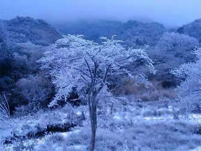 天台山上雪照云光