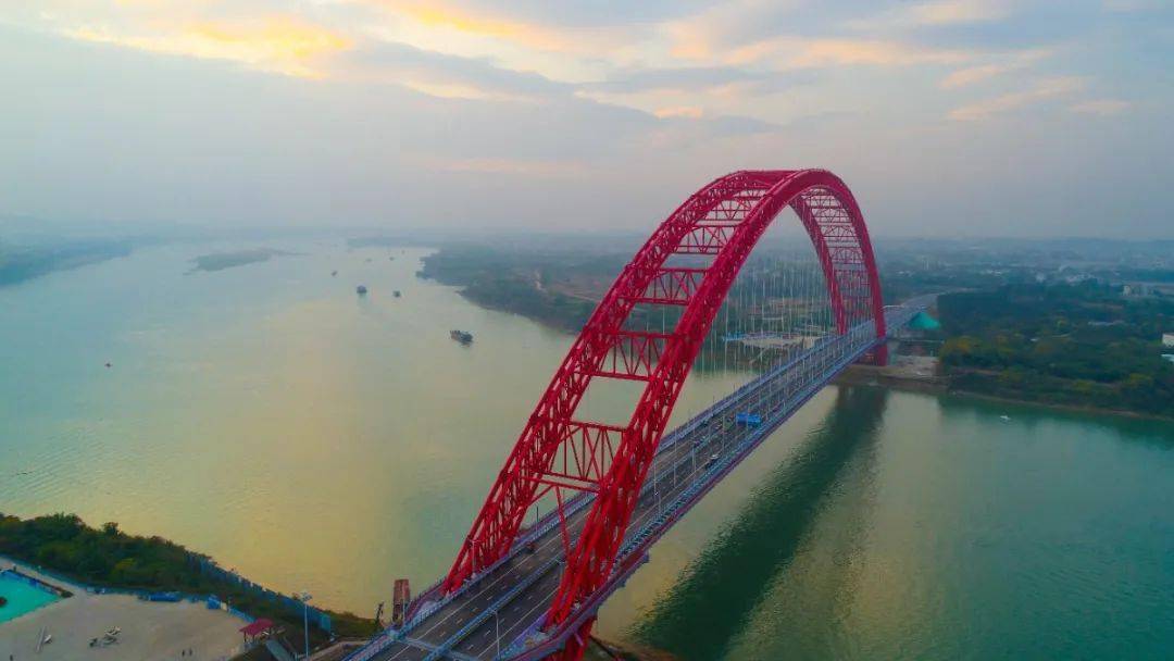 平南三桥位于广西壮族自治区贵港市平南县西江大桥上游6km,是荔浦至