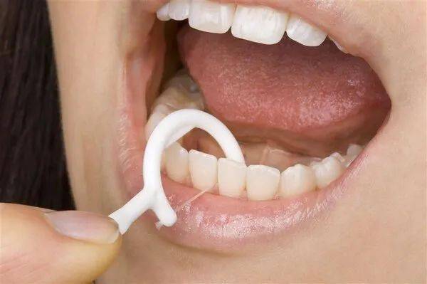 梦回牙间丝线，解析梦见牙齿里有线拉不完的深层预兆