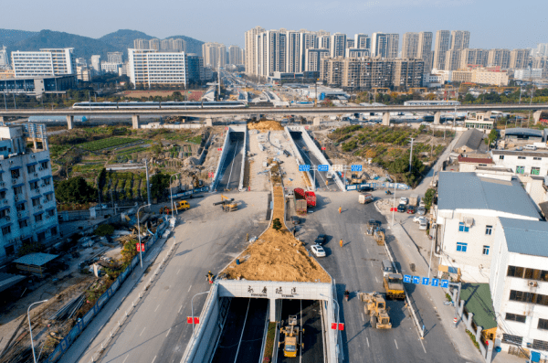 路段,南至东二条路,道路全长约2500米,为瓯海区重要的南北走向主干道